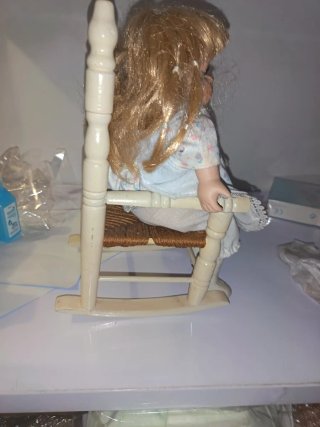 Muñeca con mecedora