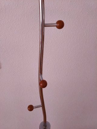 Perchero de pie metal y madera