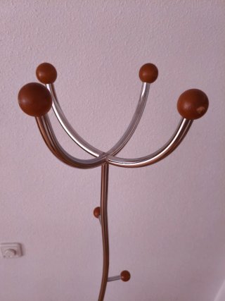 Perchero de pie metal y madera