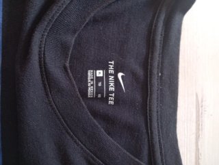 Camiseta Nike Negra con Diseño Central