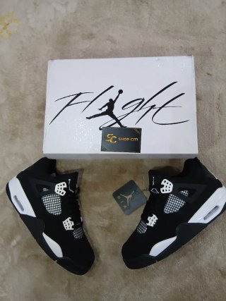 Zapatillas Jordan Negras y Blancas