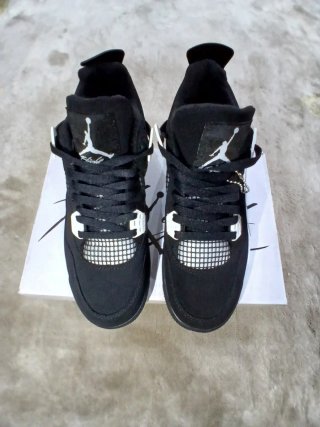 Zapatillas Jordan Negras y Blancas