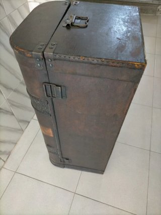 Baúl vintage madera y metal