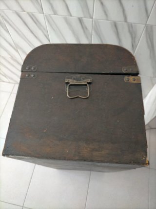 Baúl vintage madera y metal