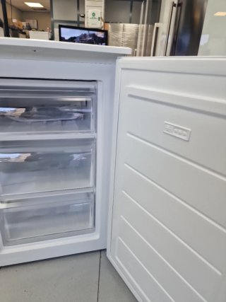 Congelador vertical pequeño nuevo con tara