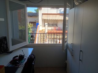 Piso de 4 habitaciones. Se alquila 1 habitación.