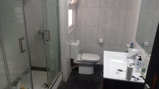 Piso de 4 habitaciones. Se alquila 1 habitación.