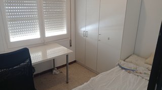 Piso de 4 habitaciones. Se alquila 1 habitación.