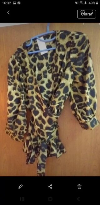 Blusa de mujer con estampado de leopardo