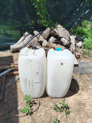 2 Garrafas de plástico blancas