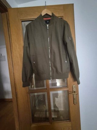 Cazadora Bomber Bershka Verde Oliva Talla M