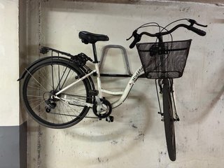 Bicicleta de paseo blanca con cesta