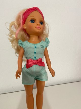 Nancy rubia con vestido azul