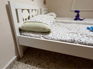 Cama infantil blanca con colchón
