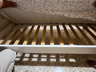 Cama infantil blanca con colchón