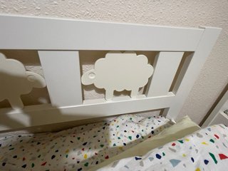 Cama infantil blanca con colchón
