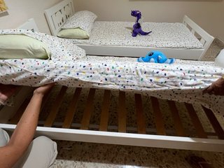 Cama infantil blanca con colchón