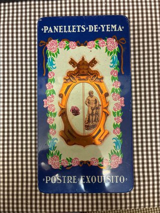 Caja antigua de metal Panelllets de Yema