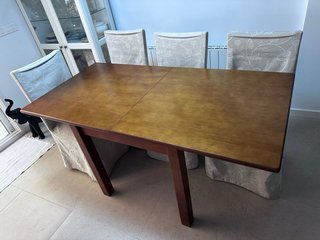 Mesa de comedor de madera
