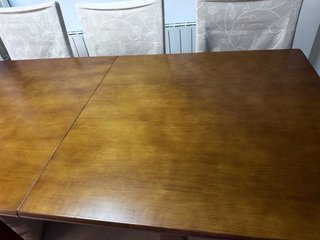 Mesa de comedor de madera