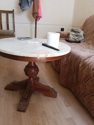 Mesa redonda de mármol y madera