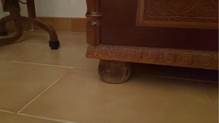 Baúl de madera con detalles tallados