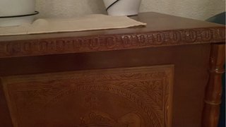 Baúl de madera con detalles tallados