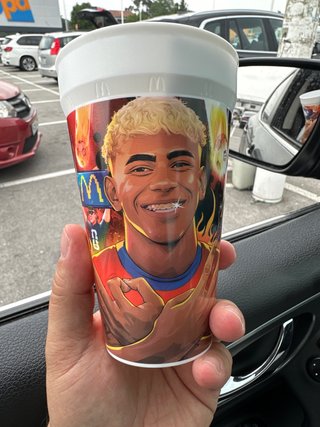 Vaso McDonald's Lamine Yamal
