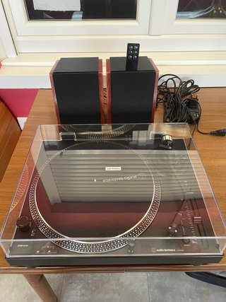 Tocadiscos Audio-Technica AT-LP120xUSB y Altavoces