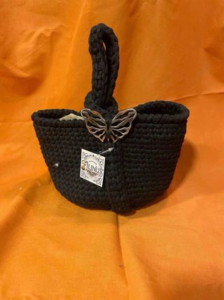 Bolso negro con mariposa plateada