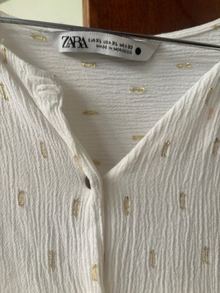 Camisa Zara en beige y detalles dorados.