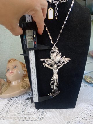 Collana con grande crocifisso