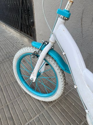 Bicicleta infantil blanca y azul
