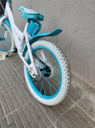 Bicicleta infantil blanca y azul