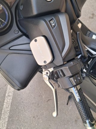 Tapa líquido freno Tmax Yamaha