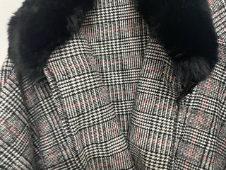 Capa elegante con pelo