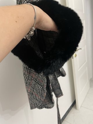 Capa elegante con pelo