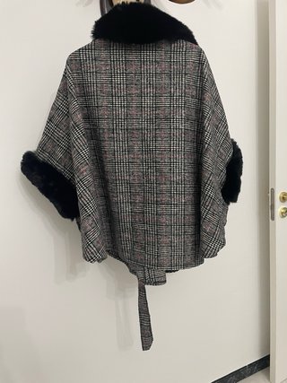 Capa elegante con pelo