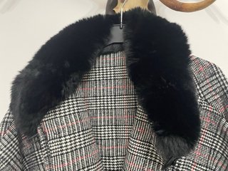 Capa elegante con pelo