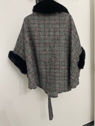Capa elegante con pelo