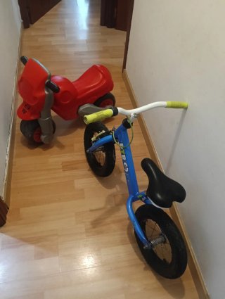 Motos y bici de juguete
