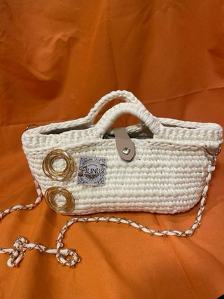 Bolso artesanal blanco y dorado