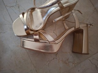 Sandalias doradas tacón plataforma talla 39