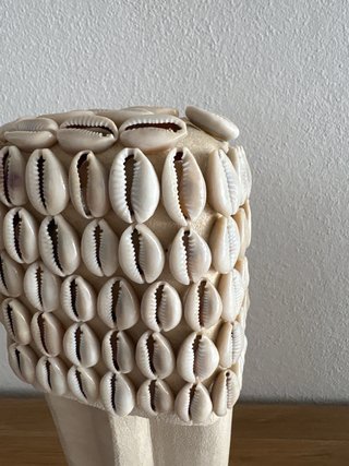 Cabeza decorativa de piedra con conchas