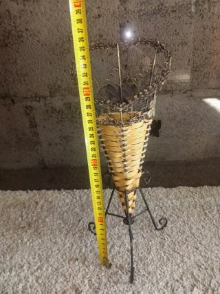 Cesta de metal e vime decorativa