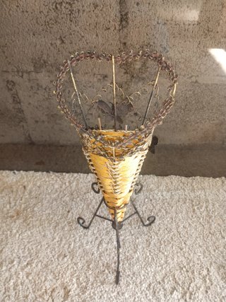 Cesta de metal e vime decorativa