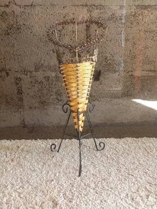 Cesta de metal e vime decorativa