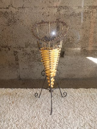 Cesta de metal e vime decorativa