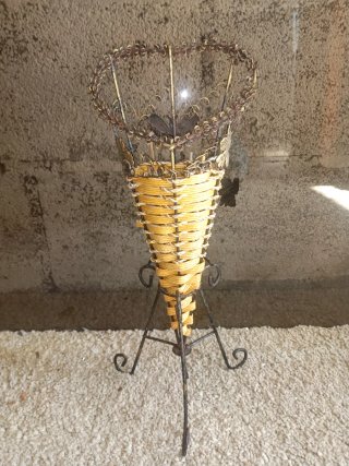 Cesta de metal e vime decorativa