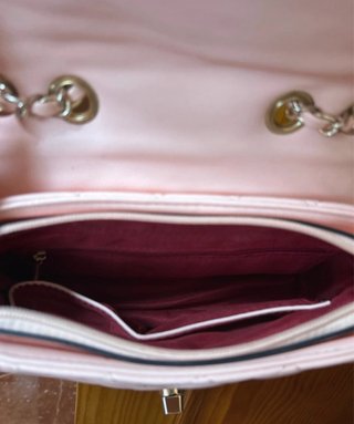 Bolso rosa acolchado con cadena